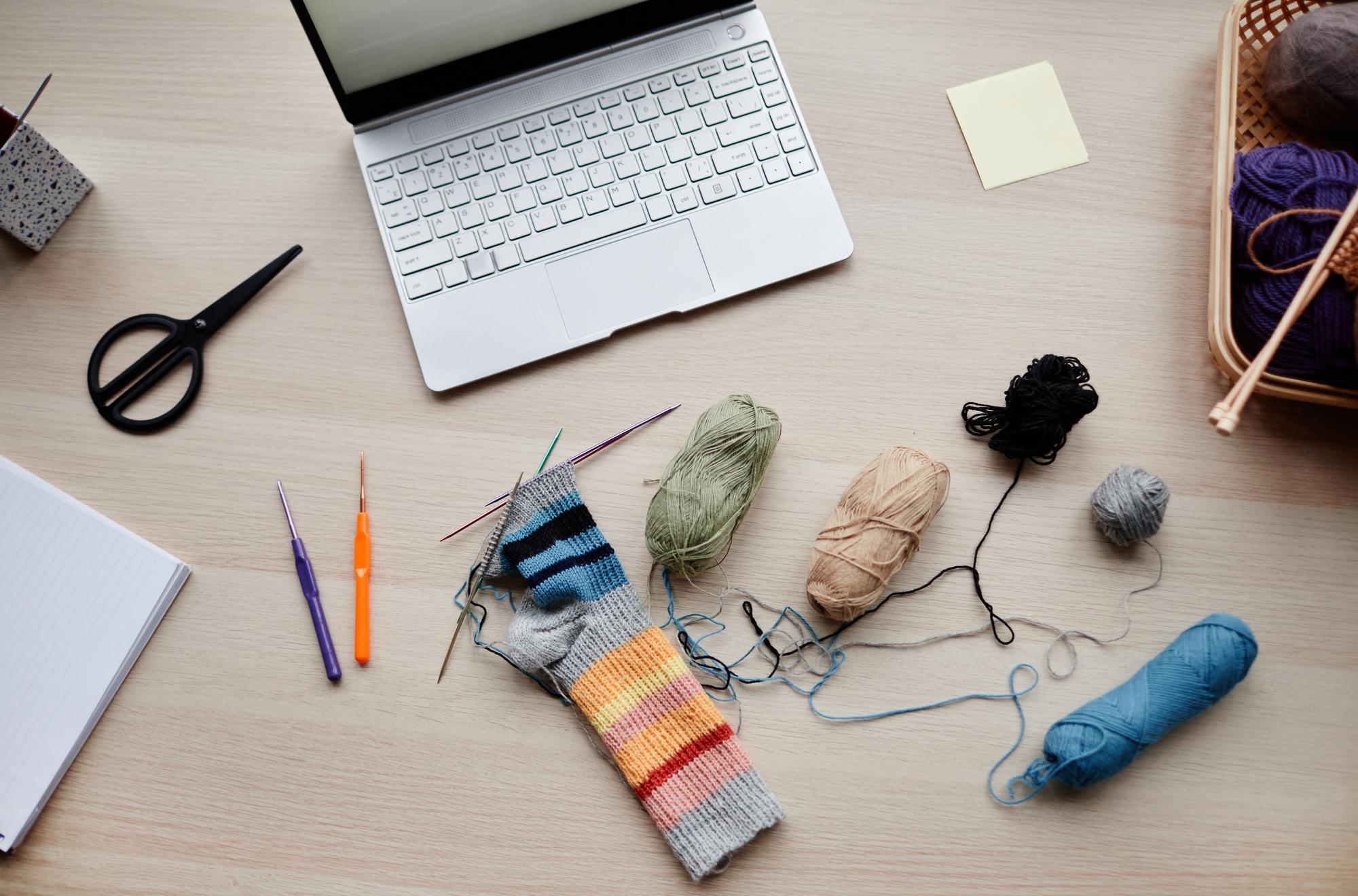 Banco da lavoro di un atelier con strumenti per ricamo