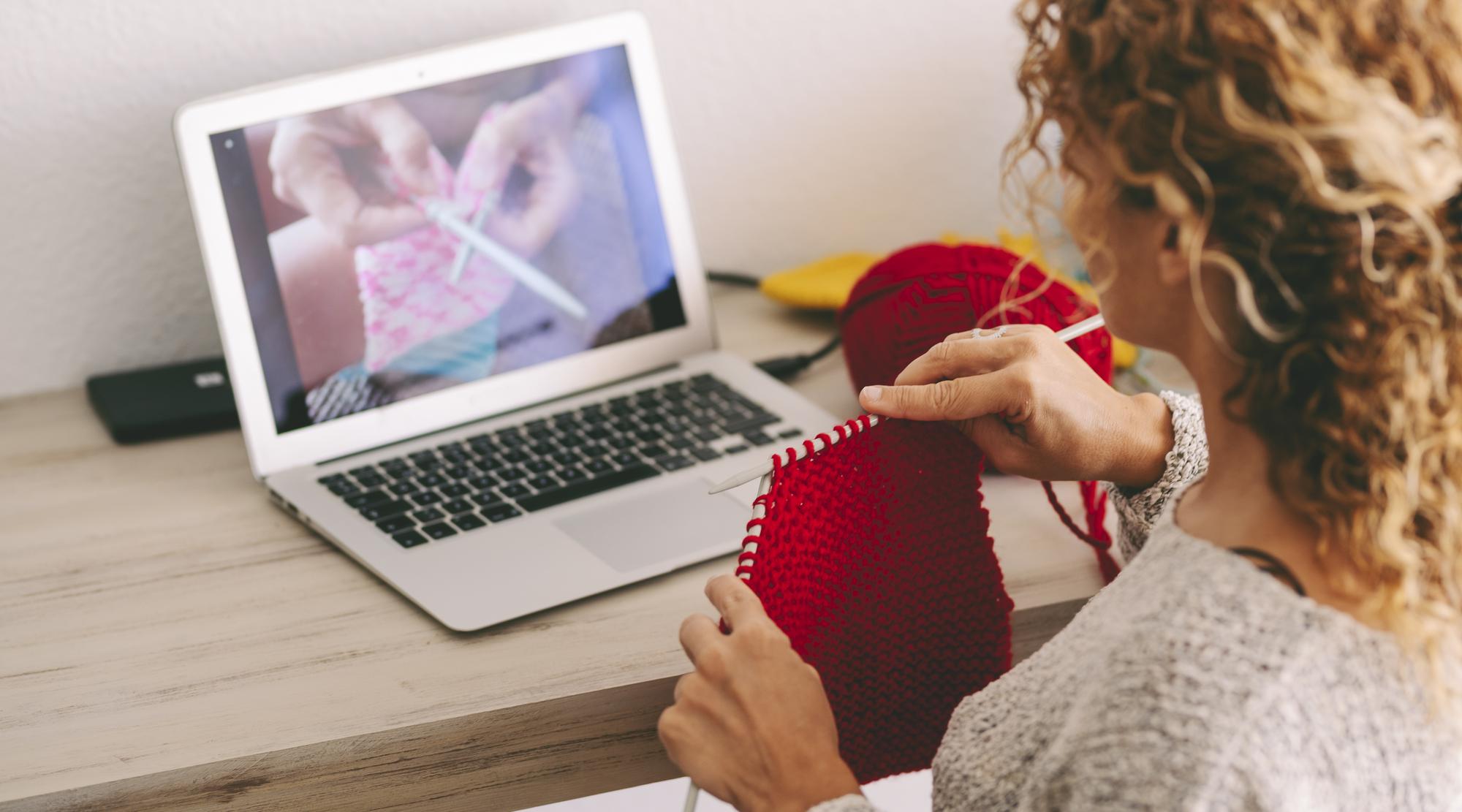 Tutor che mostra tecniche di ricamo in video